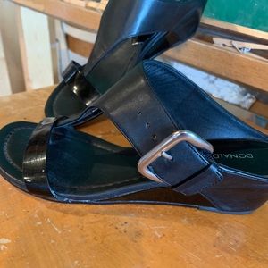 Donald Pliner slides. Black. 6.5